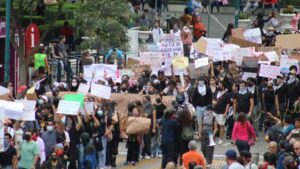 Estudiantes vestidos de negro marchan por las calles de Xalapa para exigir justicia por Diana Jael y denunciar negligencia institucional