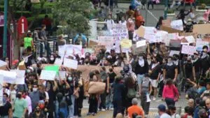 Estudiantes vestidos de negro marchan por las calles de Xalapa para exigir justicia por Diana Jael y denunciar negligencia institucional