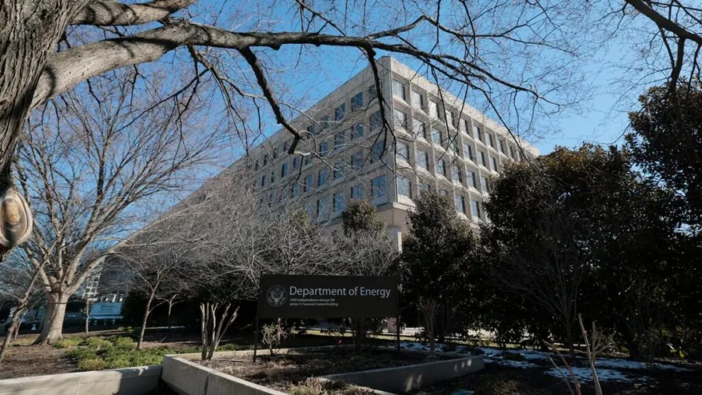 Departamento de Energía de Estados Unidos en Washington tras recortes en energía que afectan programas de innovación tecnológica.