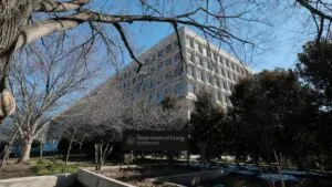 Departamento de Energía de Estados Unidos en Washington tras recortes en energía que afectan programas de innovación tecnológica.