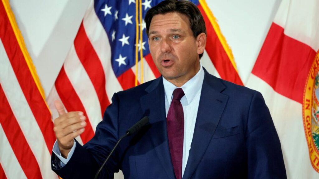 Ron DeSantis durante una conferencia de prensa en Tallahassee, en medio del debate por la reforma impositiva en Florida.