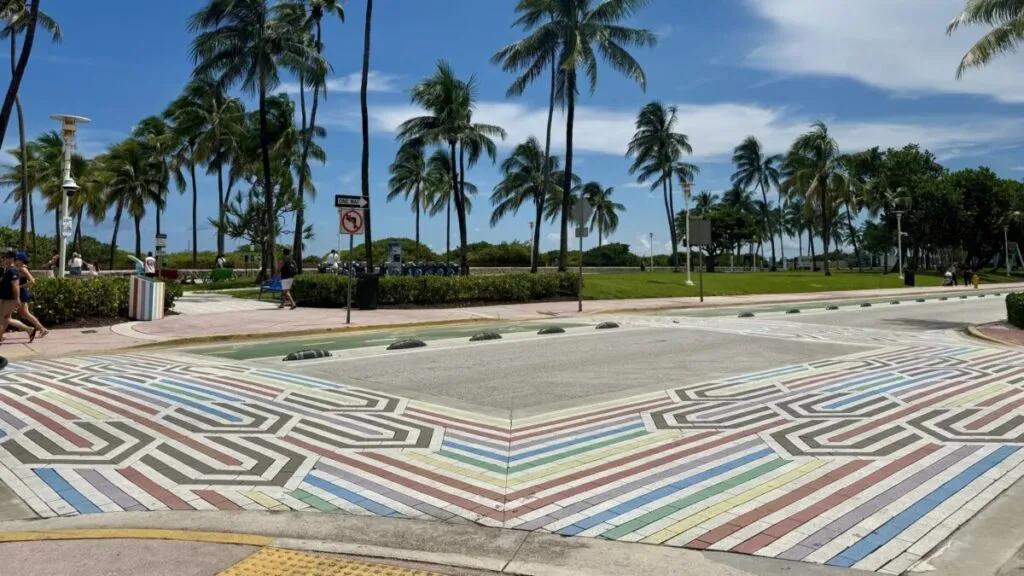 Retiran el paso peatonal del South Beach Pride en Ocean Drive como parte de la renovación urbana que busca mantener el espíritu inclusivo de Miami Beach.