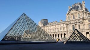 Sala del Museo del Louvre en París tras el robo de joyas de Napoleón, símbolo del patrimonio cultural francés.