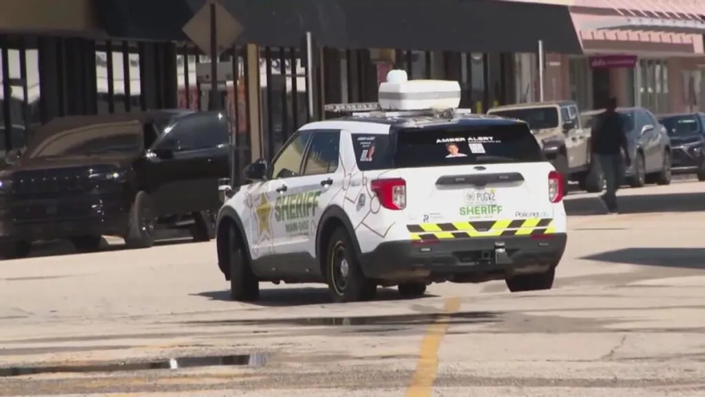 Robocop en Miami, auto policial autónomo del Sheriff de Miami-Dade con cámaras y sensores para reforzar la seguridad comunitaria.