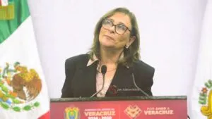 Viviendas inundadas y pobladores intentando rescatar pertenencias tras quedar Veracruz sin seguro contra desastres naturales.