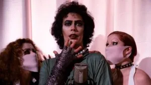 Fans en Miami celebran los 50 años de Rocky Horror con funciones especiales, disfraces y experiencias en vivo que refuerzan su impacto cultural.