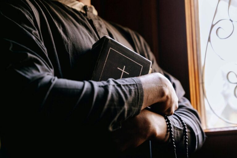 Sacerdote en Miami condenado por pederastia enfrenta sentencia judicial en tribunales
