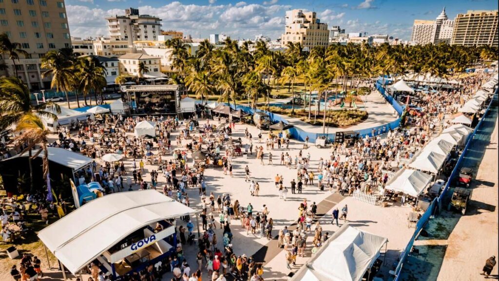 Chefs cocinando mariscos frescos durante el South Beach Seafood Festival en Lummus Park, Miami Beach.