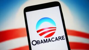 Ciudadanos de Florida consultan opciones de seguros médicos ante el posible fin de los subsidios de Obamacare por el cierre del gobierno federal.