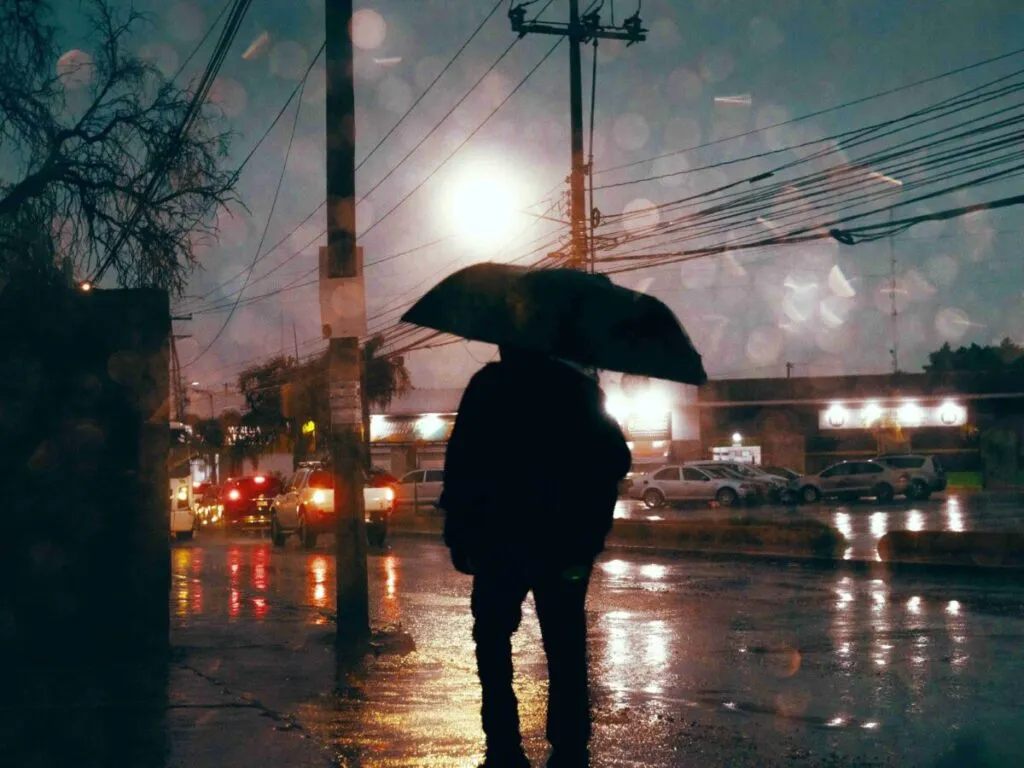 Vecinos limpiando calles inundadas tras lluvias en el Estado de México, reflejando la recuperación comunitaria.