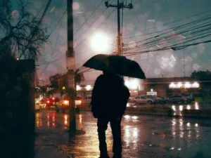 Vecinos limpiando calles inundadas tras lluvias en el Estado de México, reflejando la recuperación comunitaria.