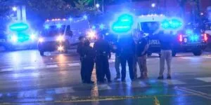 Patrullas y policías en Montgomery, Alabama, tras tiroteo ocurrido en estacionamiento luego de partido escolar