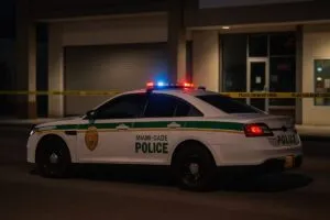 Escena policial en Miami-Dade tras tiroteo nocturno, patrulla con cinta de precaución activa