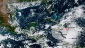 Vista satelital de la tormenta tropical Melissa acercándose al Caribe con riesgo de inundaciones.