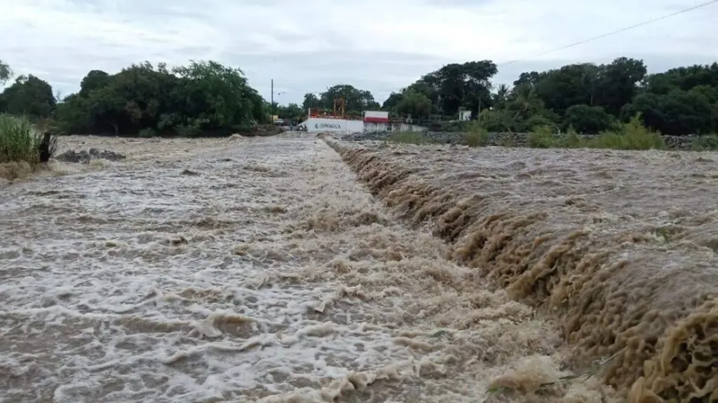 Vista aérea de una comunidad afectada por lluvias en Veracruz tras la falla del sistema de alerta temprana.