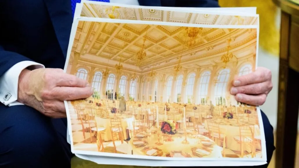 Render del nuevo salón de la Casa Blanca con diseño blanco y dorado, inspirado en Mar-a-Lago, la mansión de Trump en Palm Beach.