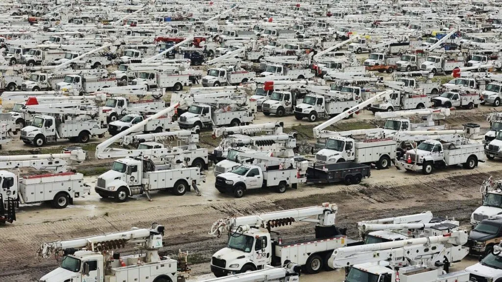 Trabajadores de servicios públicos en Florida con uniforme e identificación visible tras la entrada en vigor de la ley SB 1386.