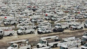 Trabajadores de servicios públicos en Florida con uniforme e identificación visible tras la entrada en vigor de la ley SB 1386.
