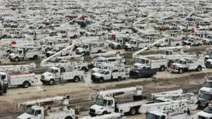 Trabajadores de servicios públicos en Florida con uniforme e identificación visible tras la entrada en vigor de la ley SB 1386.