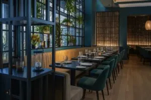 Fachada del restaurante Versailles remodelado, ícono cultural hispano en Miami