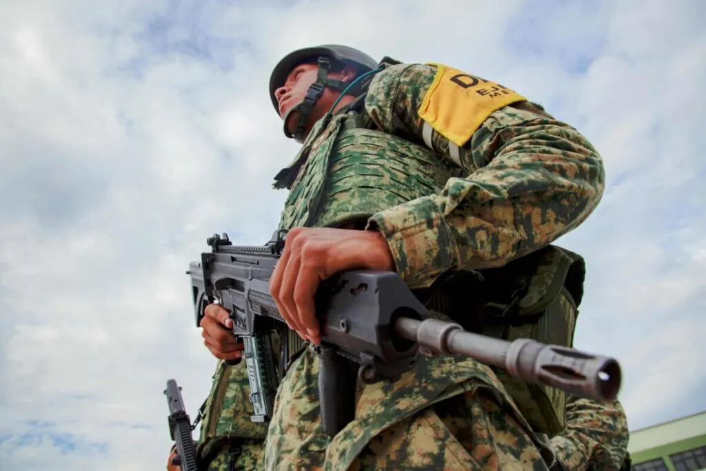 Fotografía editorial que muestra la inseguridad en México a través de comunidades afectadas por el crimen y la ausencia del Estado