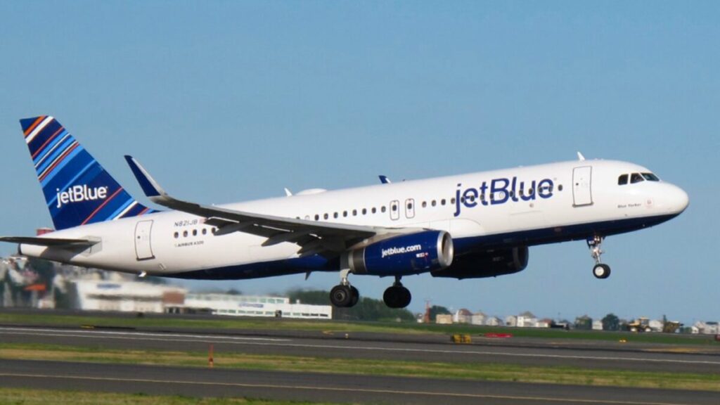 Avión de JetBlue en pista de Tampa rodeado por personal médico y de emergencia tras aterrizaje controlado por falla técnica.