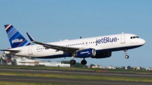 Avión de JetBlue en pista de Tampa rodeado por personal médico y de emergencia tras aterrizaje controlado por falla técnica.