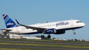 Avión de JetBlue en pista de Tampa rodeado por personal médico y de emergencia tras aterrizaje controlado por falla técnica.
