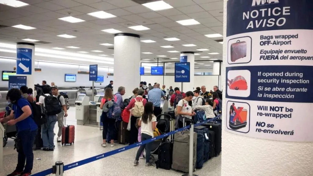 Avión comercial despegando del Aeropuerto Internacional de Miami mientras se aproxima tormenta tropical Melissa hacia el Caribe.