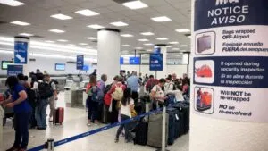 Avión comercial despegando del Aeropuerto Internacional de Miami mientras se aproxima tormenta tropical Melissa hacia el Caribe.