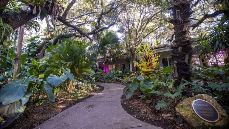 Luces, espectáculos y conciertos llenan la agenda cultural de Miami este fin de semana.