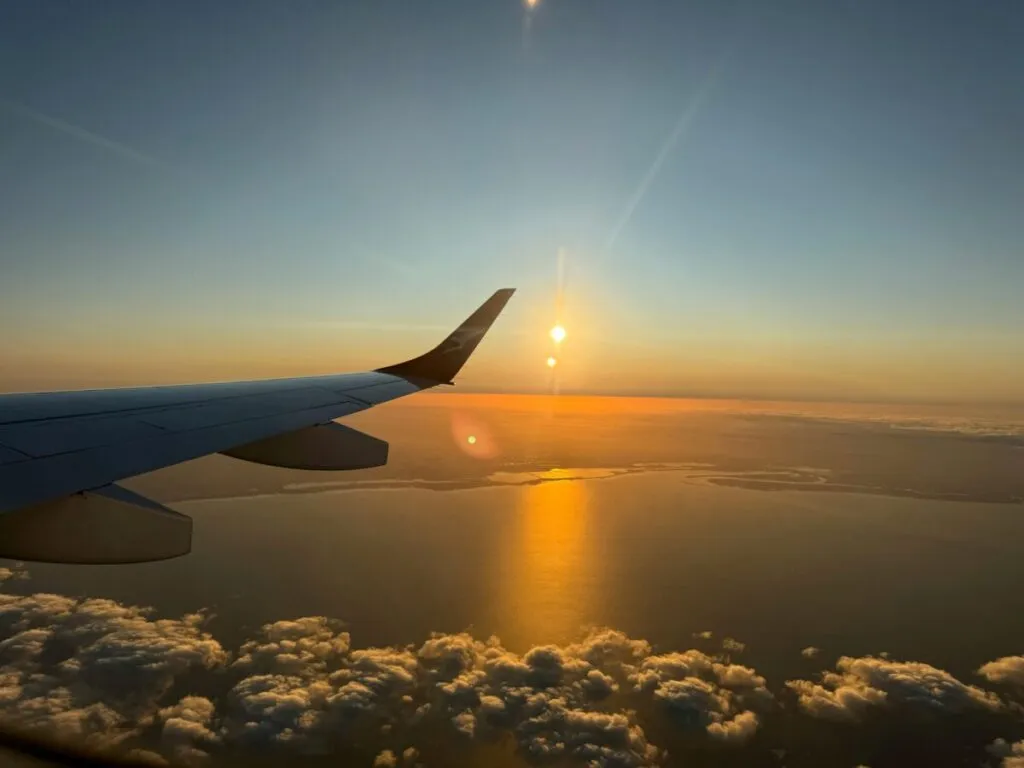 Avión de American Airlines en el Aeropuerto de Miami preparando vuelo hacia Buenos Aires, conectividad aérea internacional