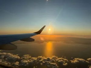 Avión de American Airlines en el Aeropuerto de Miami preparando vuelo hacia Buenos Aires, conectividad aérea internacional