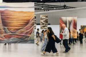 Art Basel Miami 2025 reúne arte global y cultura hispana en una experiencia internacional