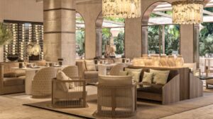 Interior estilo mediterráneo moderno inspirado en Ava MediterrAegean en Coconut Grove.