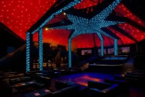 Black Coffee tocando en Factory Town durante Art Basel Miami en un evento de música y cultura afroglobal