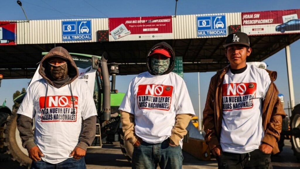 Carretera con camiones detenidos durante los bloqueos de transportistas en México