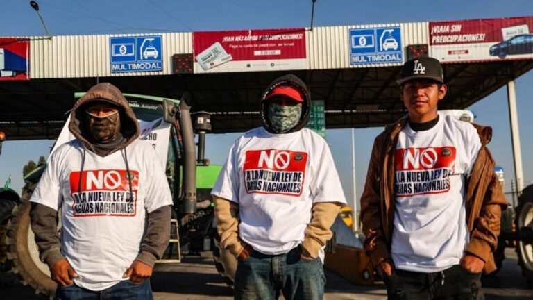 Carretera con camiones detenidos durante los bloqueos de transportistas en México