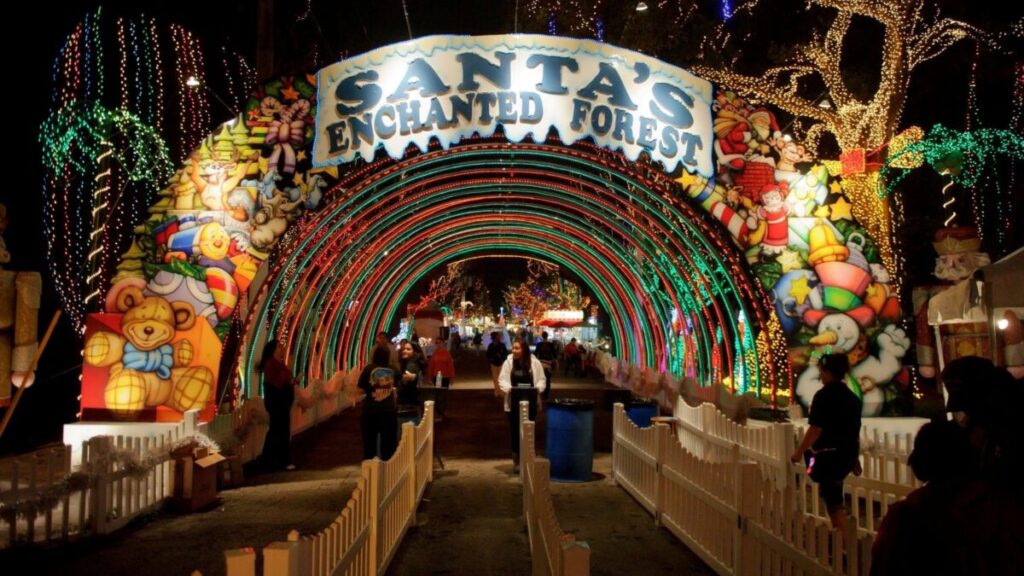 Luces navideñas apagadas en un parque de Miami tras el cierre del Bosque Encantado de Santa.