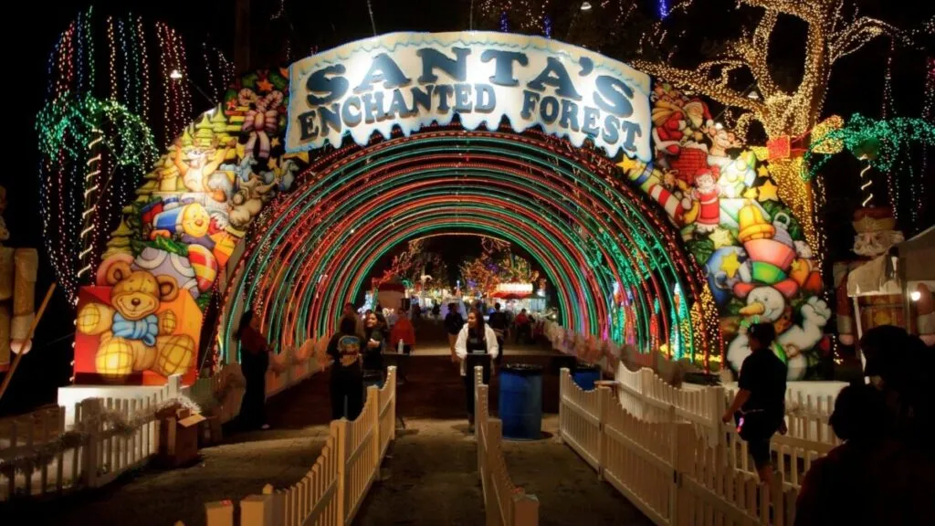 Luces navideñas apagadas en un parque de Miami tras el cierre del Bosque Encantado de Santa.