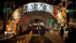 Luces navideñas apagadas en un parque de Miami tras el cierre del Bosque Encantado de Santa.