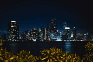 Imagen del distrito Brickell en Miami mostrando edificios residenciales y crecimiento urbano, relacionado al mercado residencial