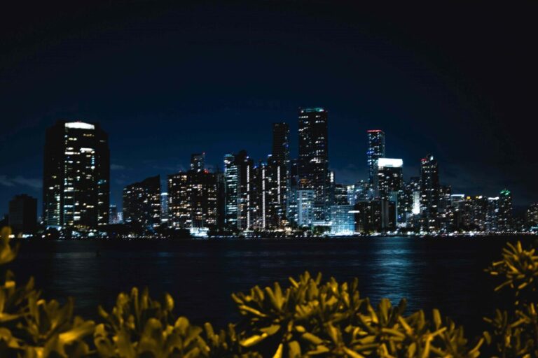 Imagen del distrito Brickell en Miami mostrando edificios residenciales y crecimiento urbano, relacionado al mercado residencial