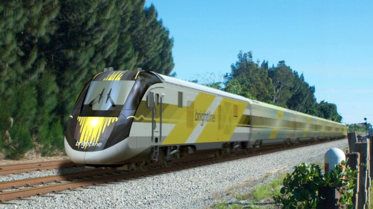 Tren Brightline detenido en un cruce ferroviario en Florida con patrullas y personal de emergencia.