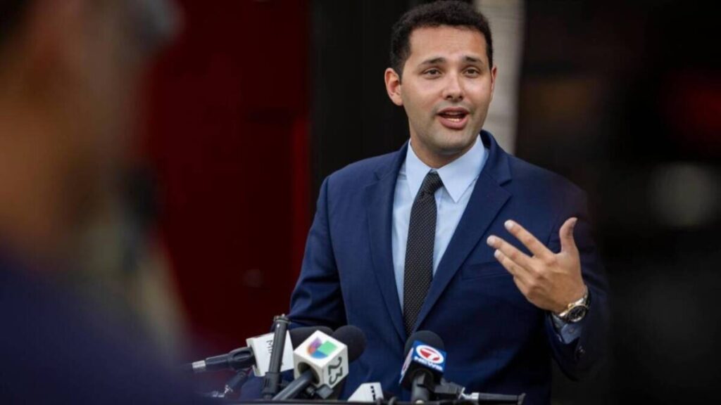 Bryan Calvo celebra su victoria en Hialeah tras convertirse en el alcalde más joven de Miami-Dade.