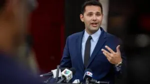 Bryan Calvo celebra su victoria en Hialeah tras convertirse en el alcalde más joven de Miami-Dade.