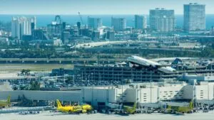 Aviones en pista del Aeropuerto Internacional de Miami durante una jornada con cancelaciones de vuelos.