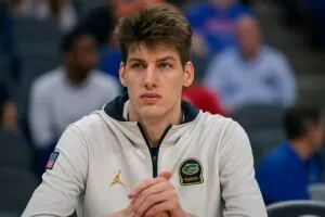 El jugador universitario más alto del mundo Olivier Rioux debuta con los Florida Gators en la NCAA