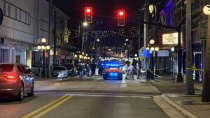 Vehículo accidentado y agentes de policía acordonando la zona en Ybor City, Tampa.