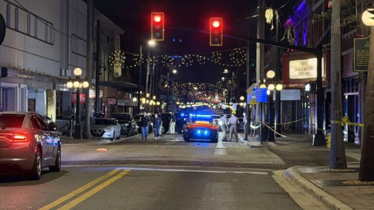 Vehículo accidentado y agentes de policía acordonando la zona en Ybor City, Tampa.